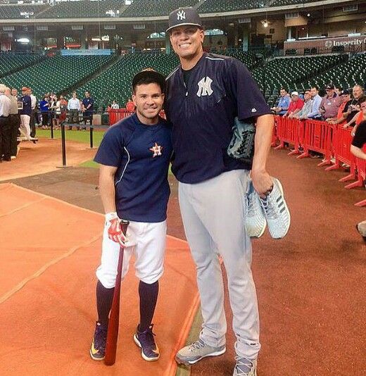 Jose Altuve got picked up to take picture with Aaron Judge (Video)